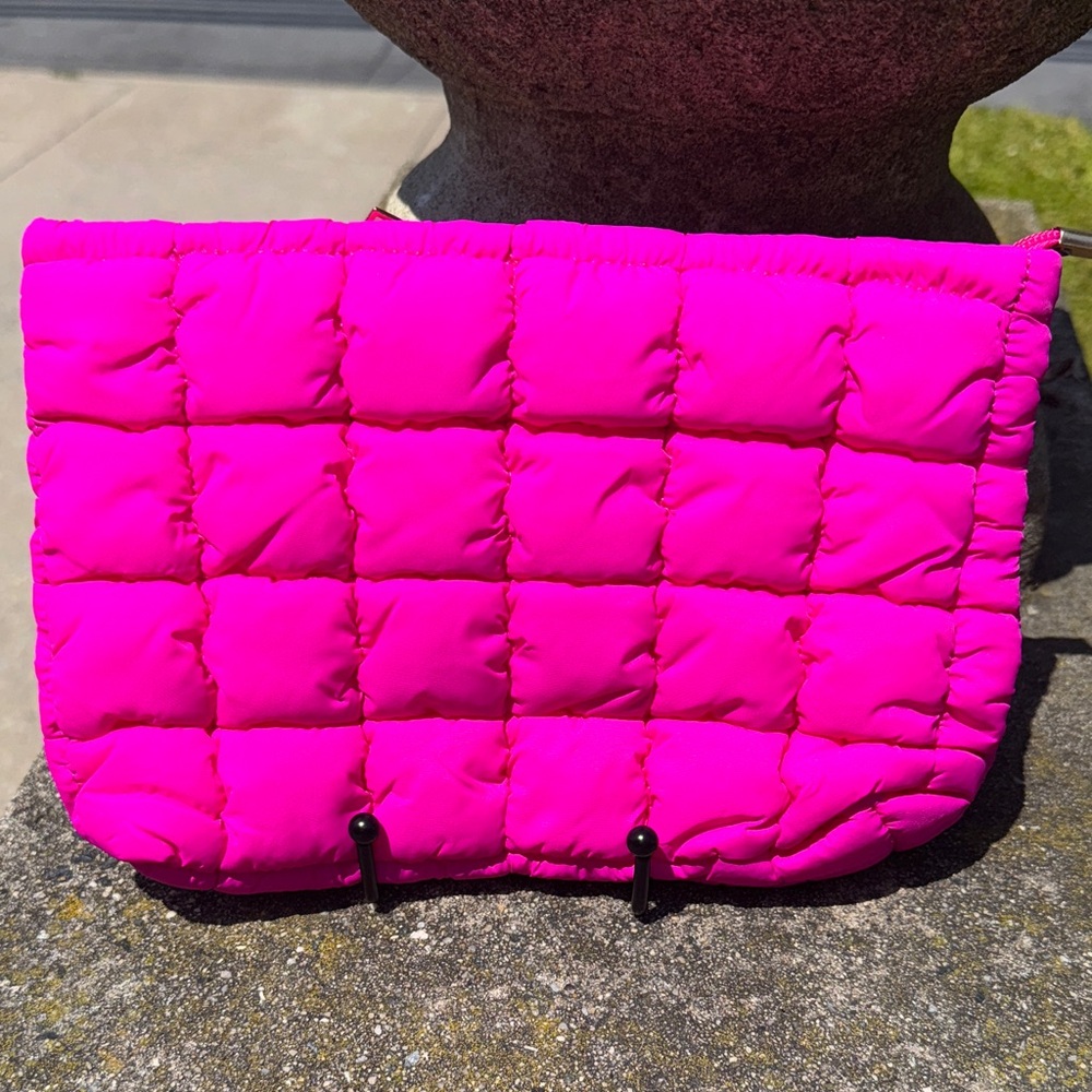 Vibrant Pink Quilted Clutch💘❤️❤️❤️ New never used - Picture 1 of 5